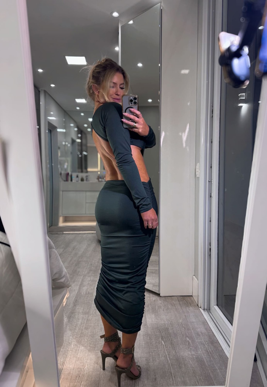 Vestido midi com recortes e detalhe em metal dourado Lorena Vestido midi com recortes e detalhe em metal dourado Lorena