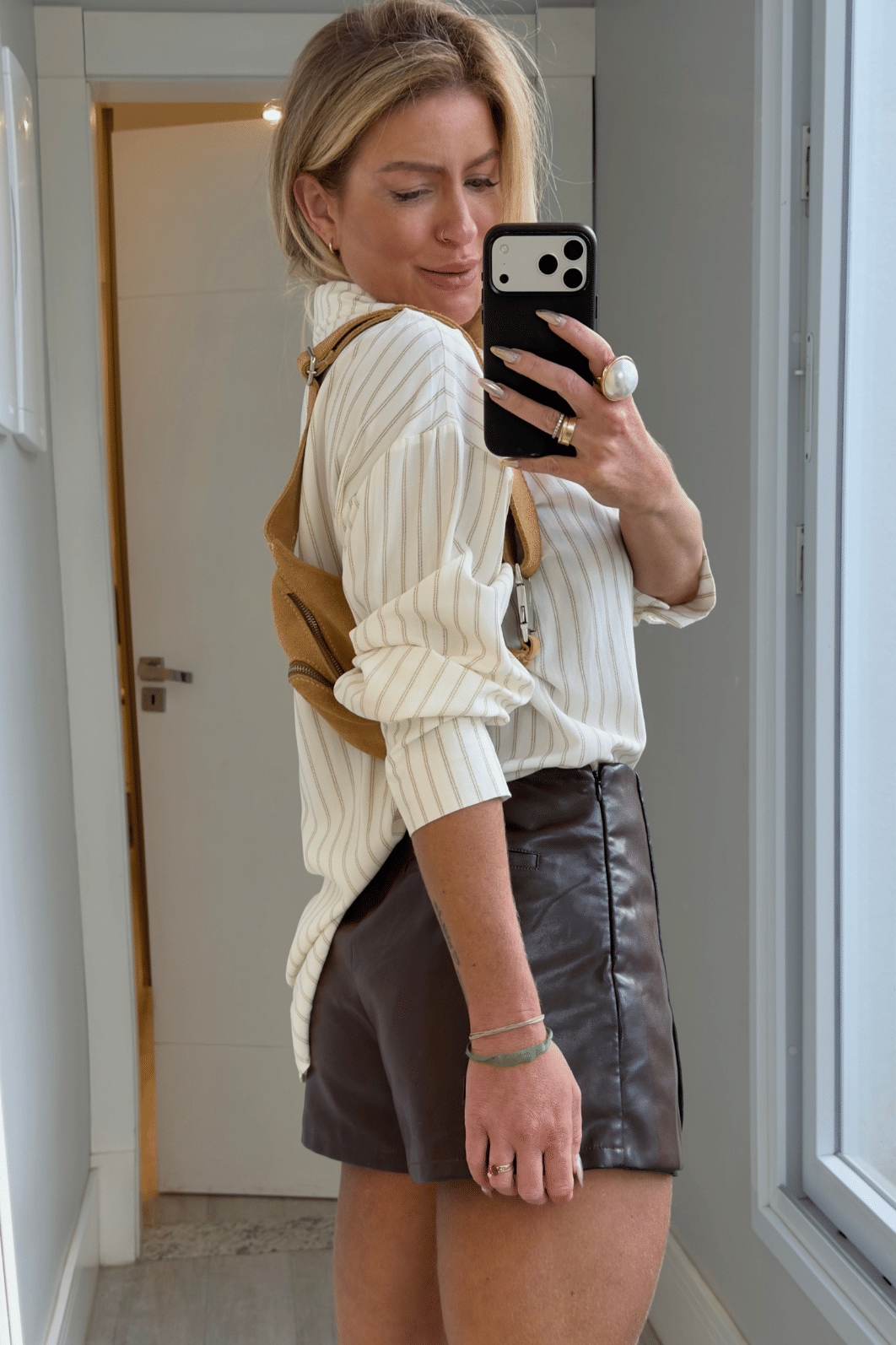 Camisa off risca de giz com Gravata Larissa Camisa off risca de giz com Gravata Larissa