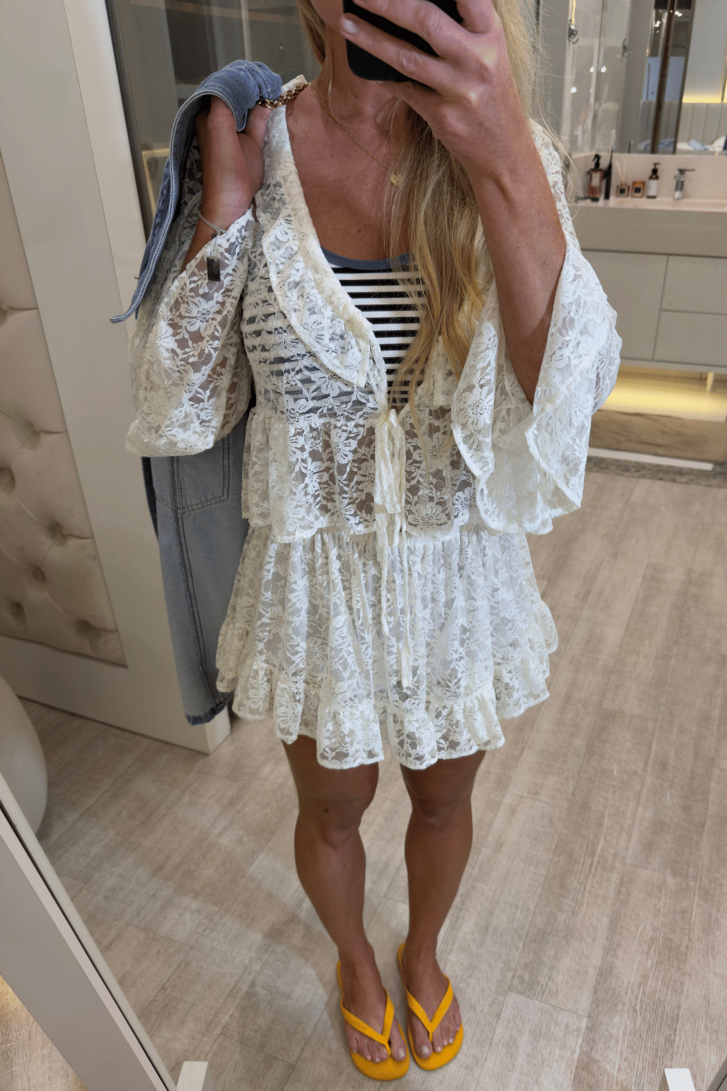 Blusa bata manga longa em renda Ester OFF Blusa bata manga longa em renda Ester OFF