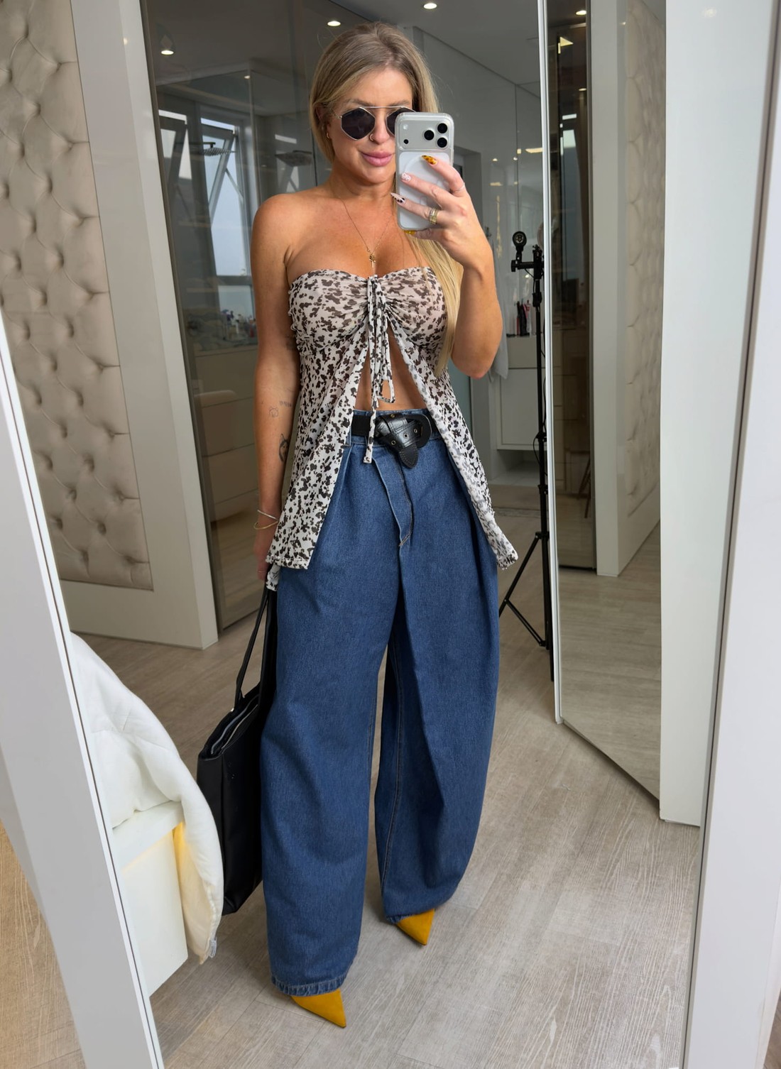 Blusa bata tomara que caia em tule estampa de onça Mavi Blusa bata tomara que caia em tule estampa de onça Mavi