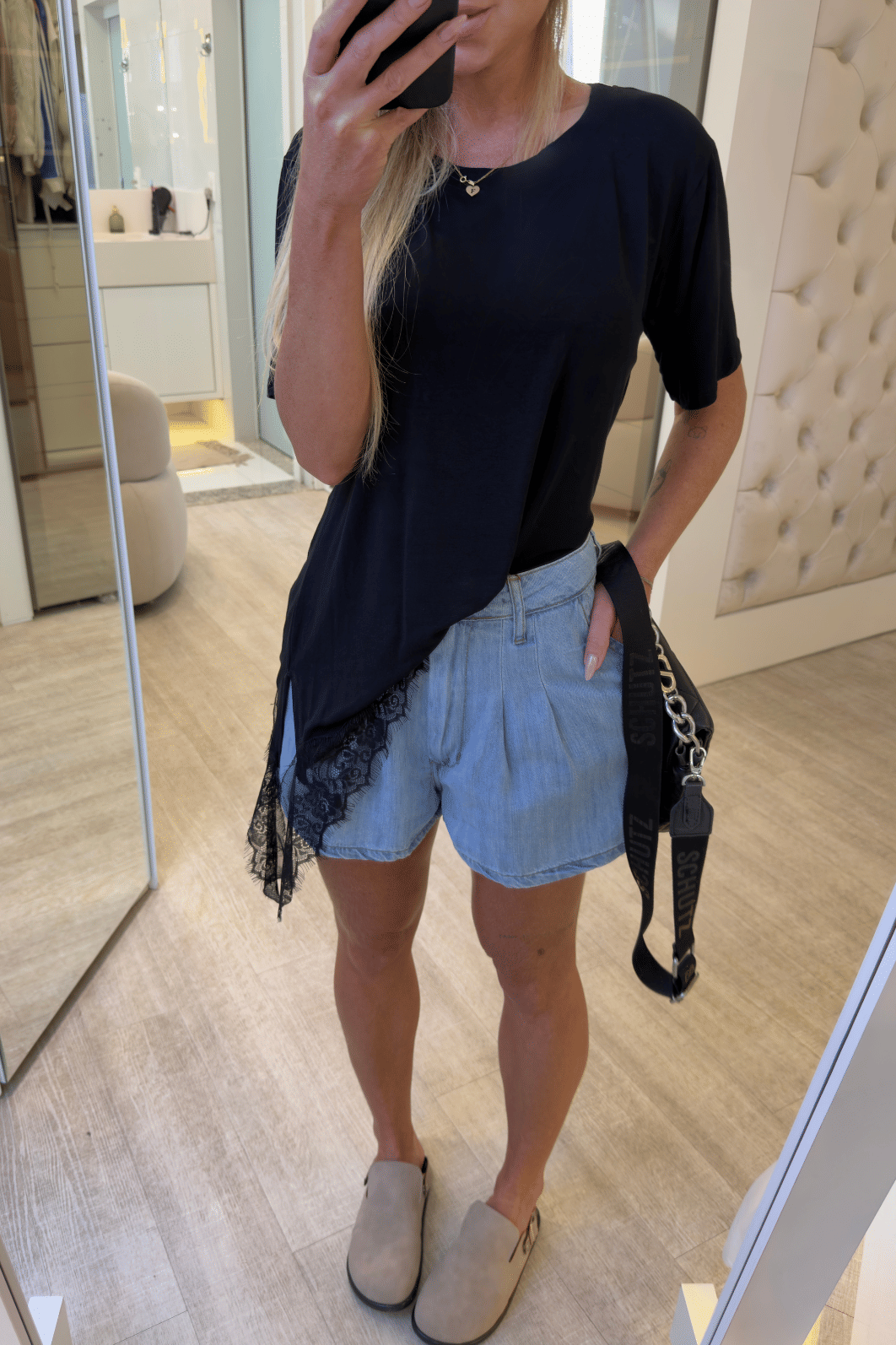 Camiseta assimétrica com renda Lídia Camiseta assimétrica com renda Lídia