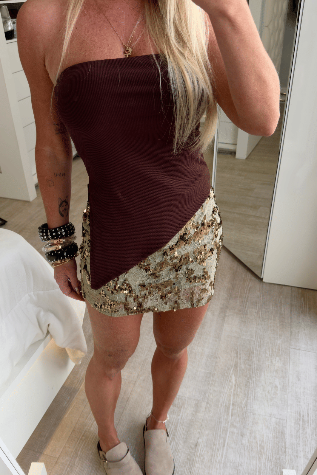 Saia de ponta em renda com aplicação de paetê calista