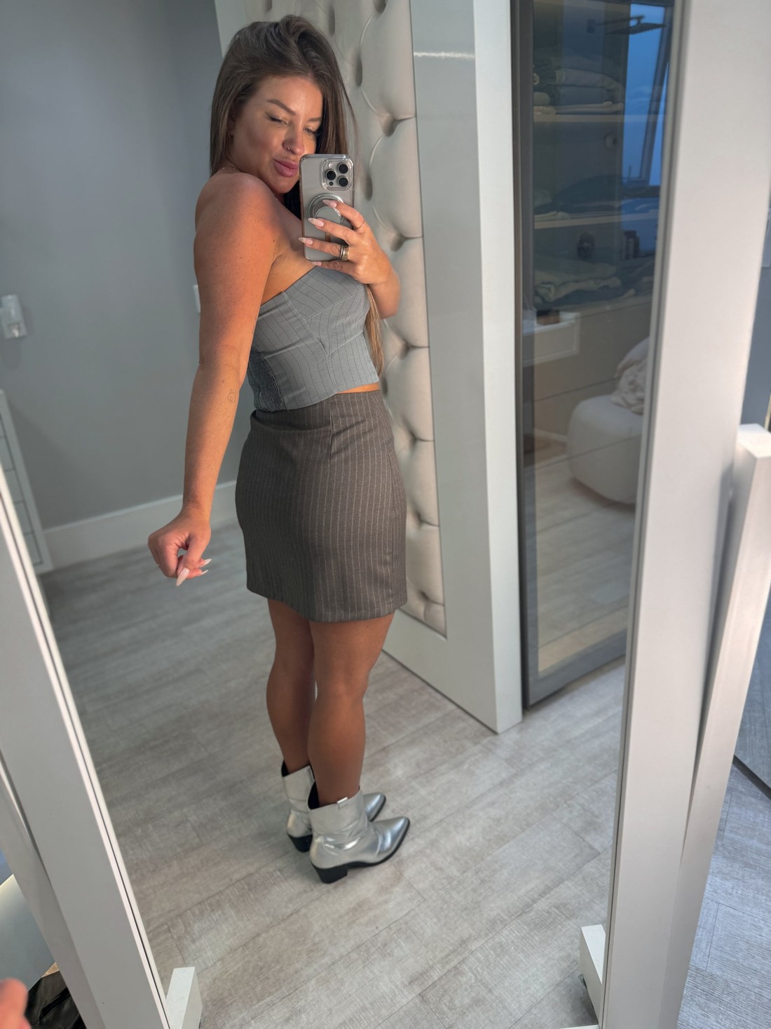 Saia curta risca de giz com fenda marrom Saia curta risca de giz com fenda marrom