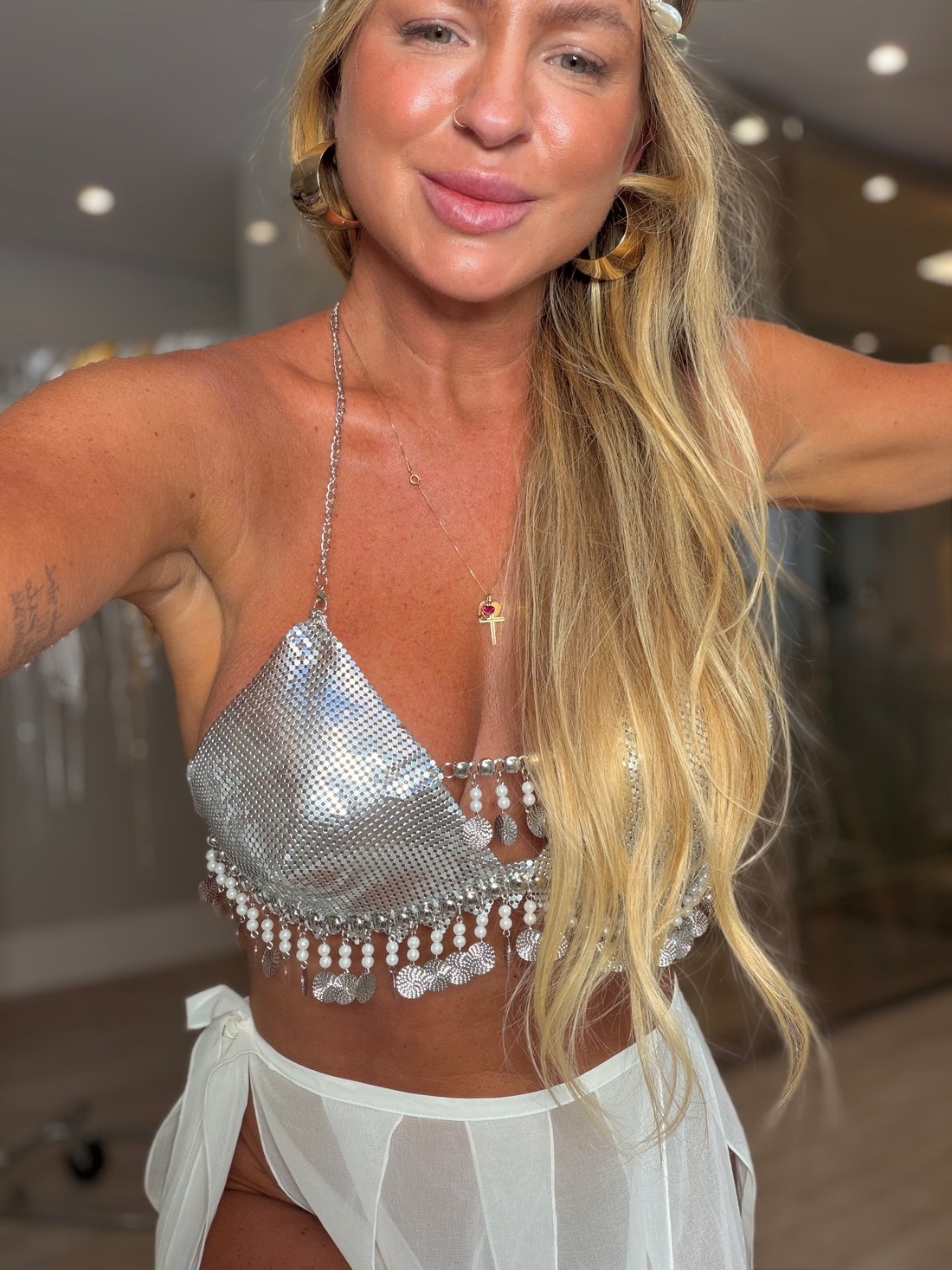 Top frente única malha de pedraria com Medalhas Top frente única malha de pedraria com Medalhas