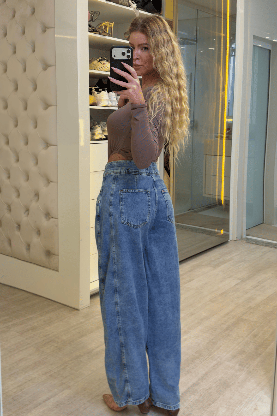 Calça jeans Barrel com detalhes em costura e Lapela Calça jeans Barrel com detalhes em costura e Lapela