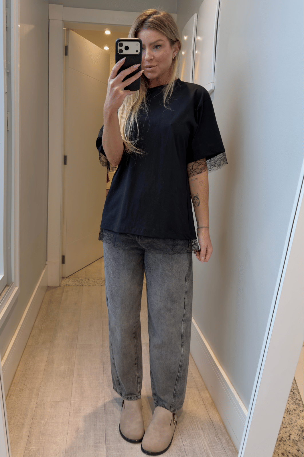 Camiseta com detalhes em renda Luci Camiseta com detalhes em renda Luci