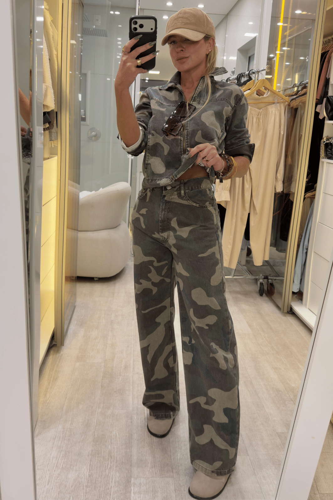 Jaqueta jeans curta camuflada Jaqueta jeans curta camuflada