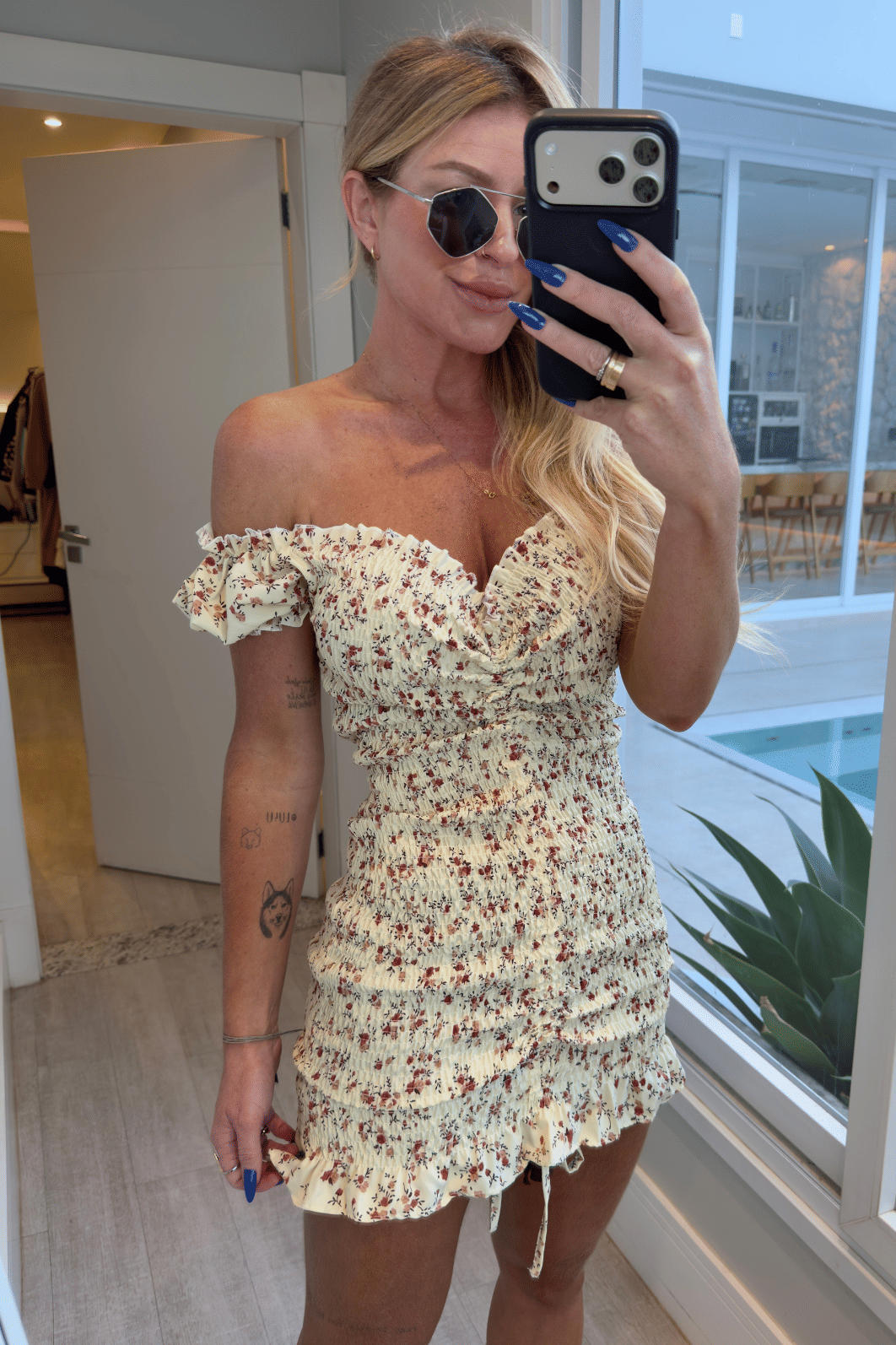 Vestido cereja  amarelo manteiga com estampa de  flores