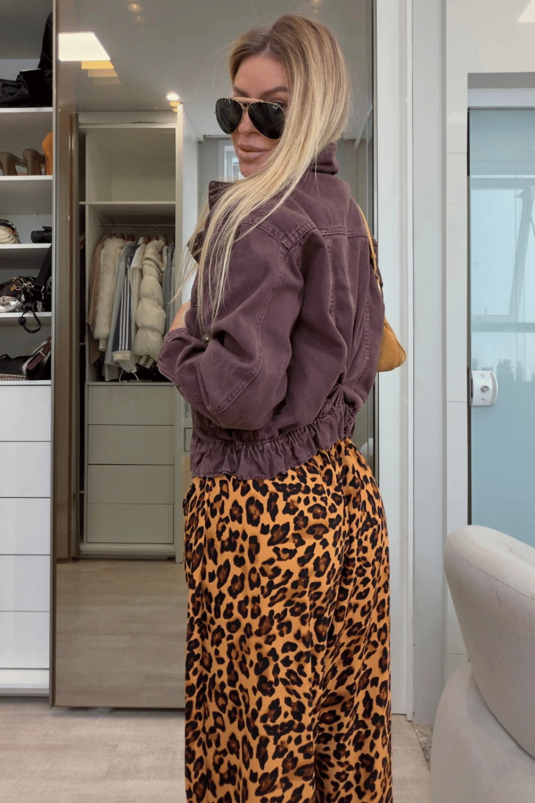 Calça pantalona estampa de onça Bela Calça pantalona estampa de onça Bela