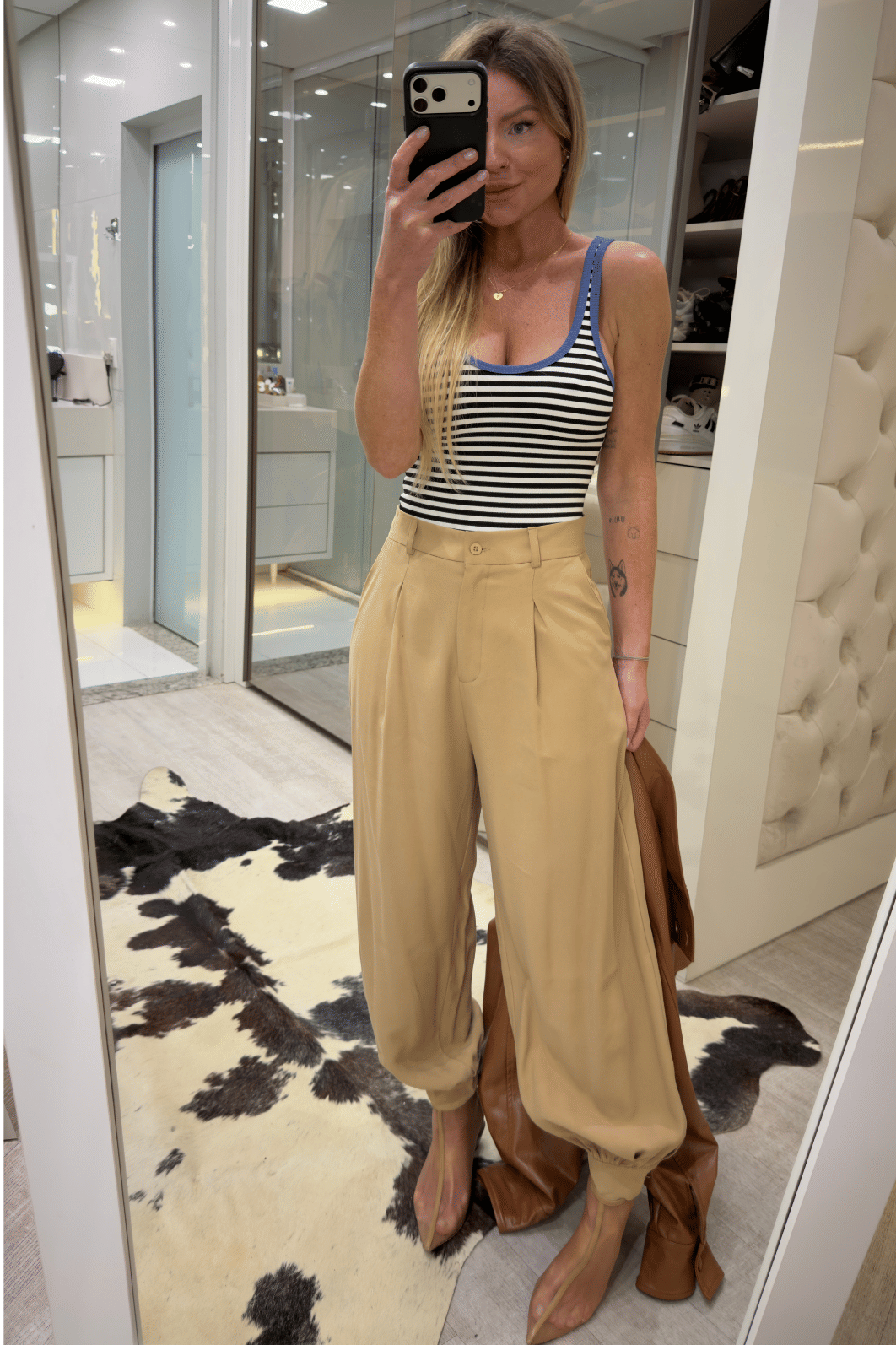 Calça Aladim com pregas Tabata Calça Aladim com pregas Tabata