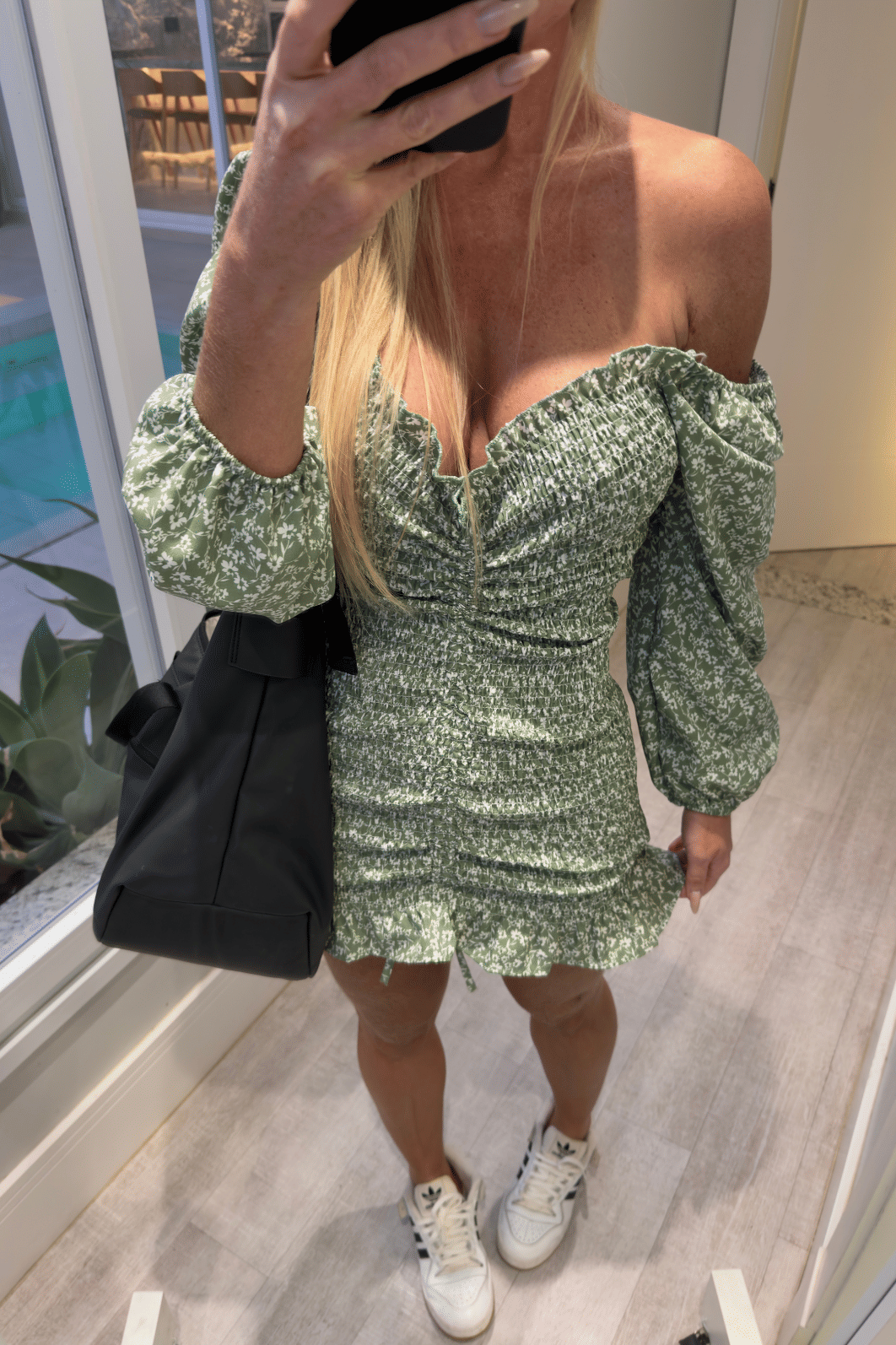 Vestido cereja manga longa verde com flores brancas