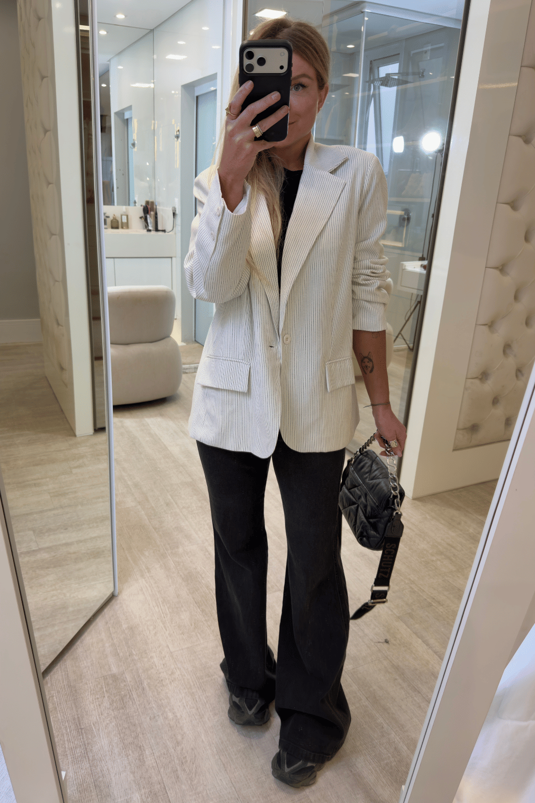 Blazer alfaiataria risca de giz com abertura nas costas Suelen Blazer alfaiataria risca de giz com abertura nas costas Suelen
