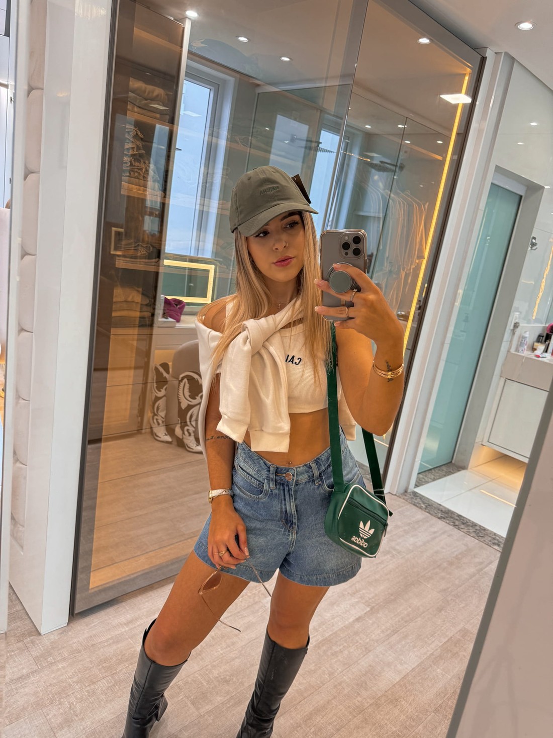 Boné com bordado frontal