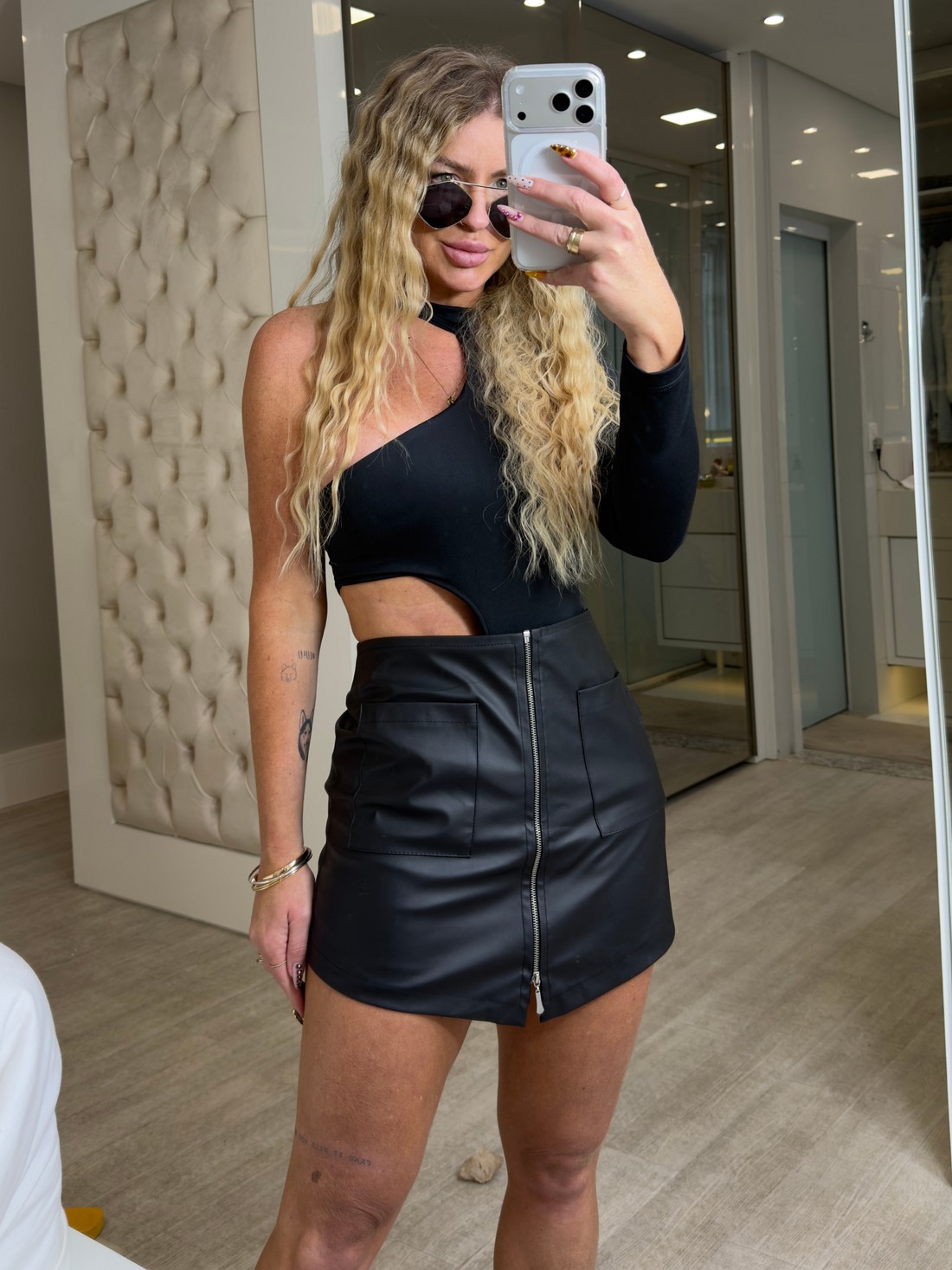 Short saia de couro sintético preto com zíper e bolsos carmem Short saia de couro sintético preto com zíper e bolsos carmem