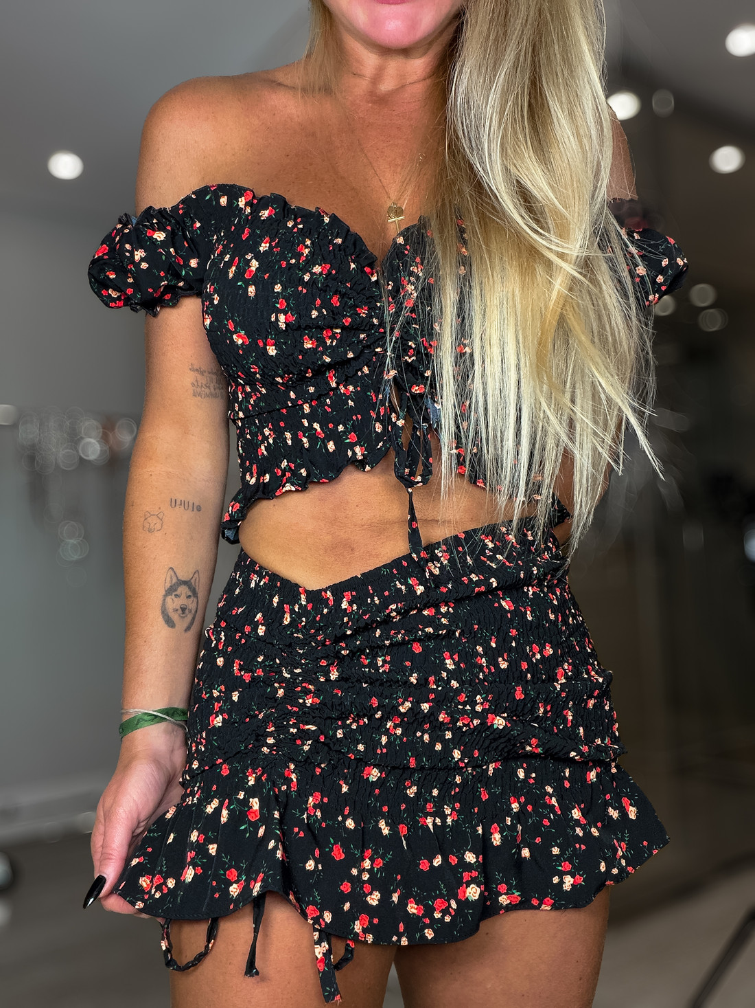 Conjunto cereja preto com flores vermelha Conjunto cereja preto com flores vermelha