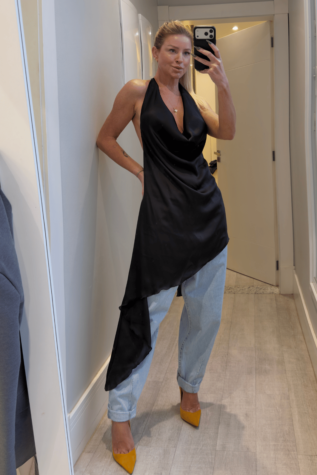 Blusa assimétrica frente única acetinada em amarração Blusa assimétrica frente única acetinada em amarração