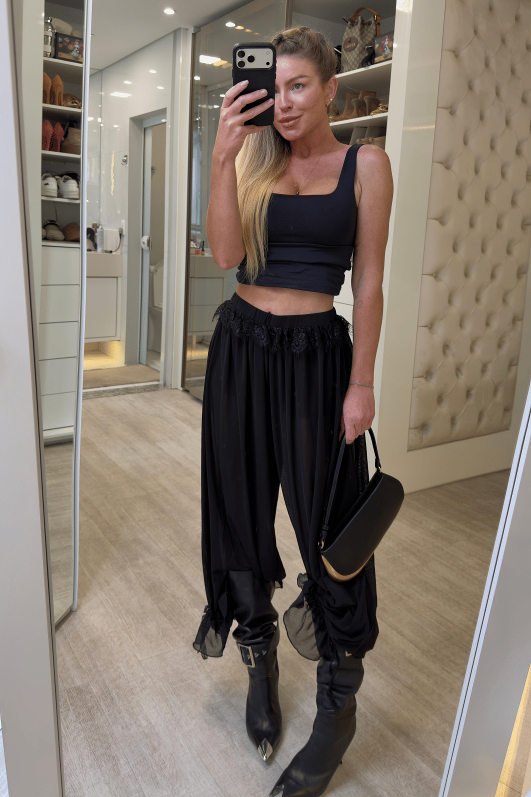 Calça balloon com detalhes em renda Zuri Calça balloon com detalhes em renda Zuri