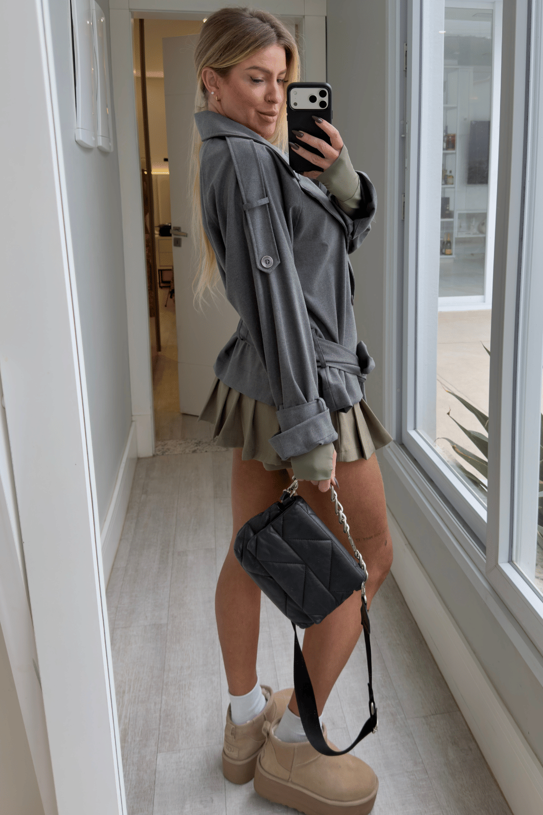 Casaco trench coat curto com cinto Casaco trench coat curto com cinto