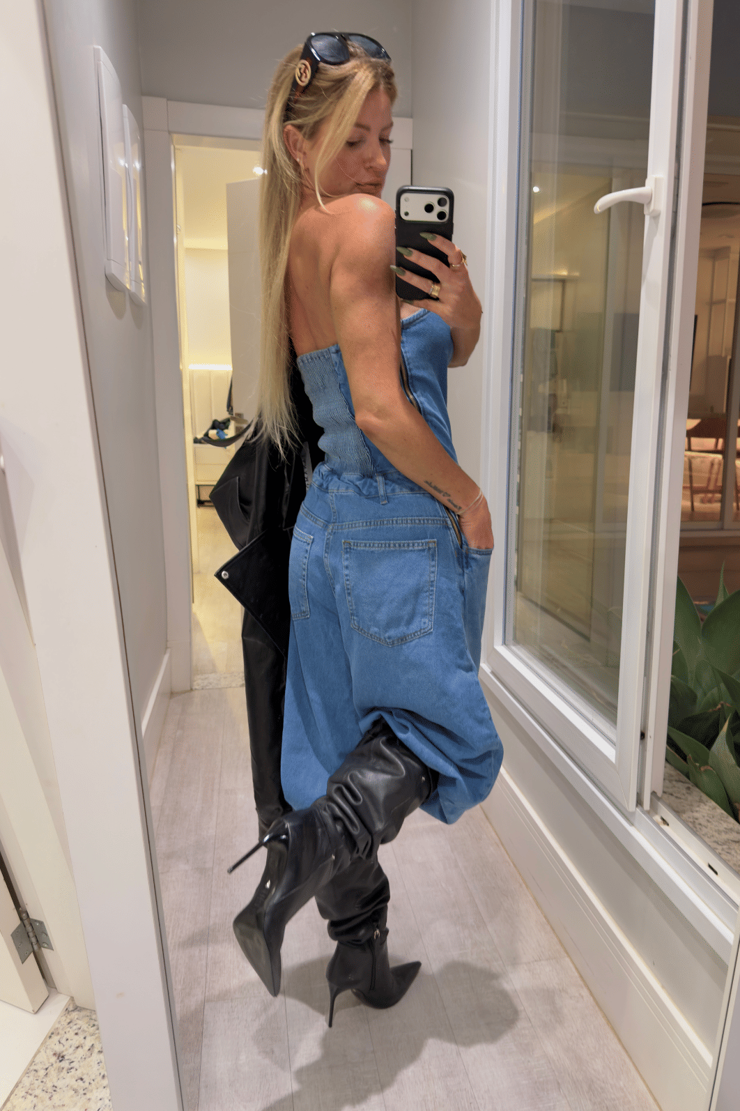 Macacão jeans tomara que caia Aladim Macacão jeans tomara que caia Aladim