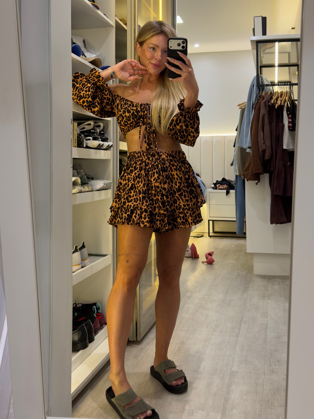 Conjunto Blusa e short com babados estampa de onça