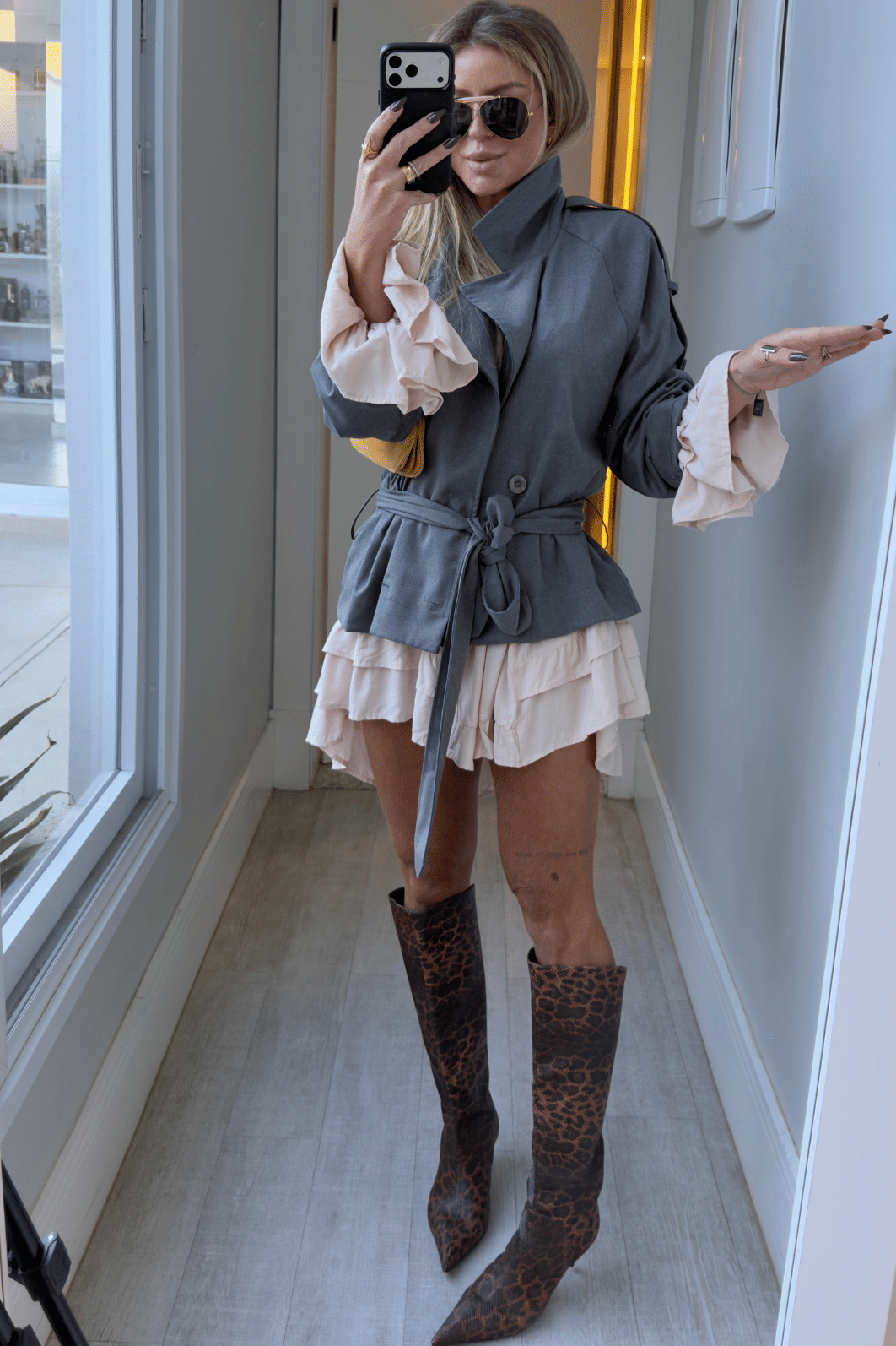 Casaco trench coat curto com cinto Casaco trench coat curto com cinto
