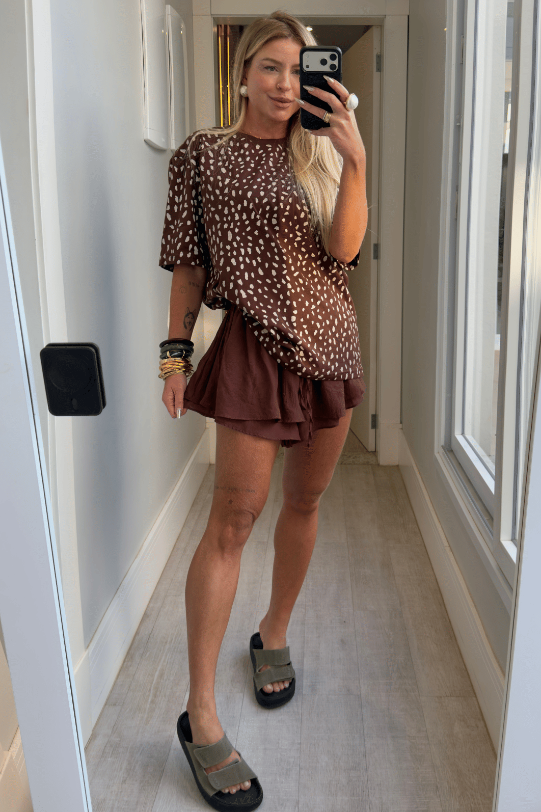 Short saia com babados Lilian Marrom Café