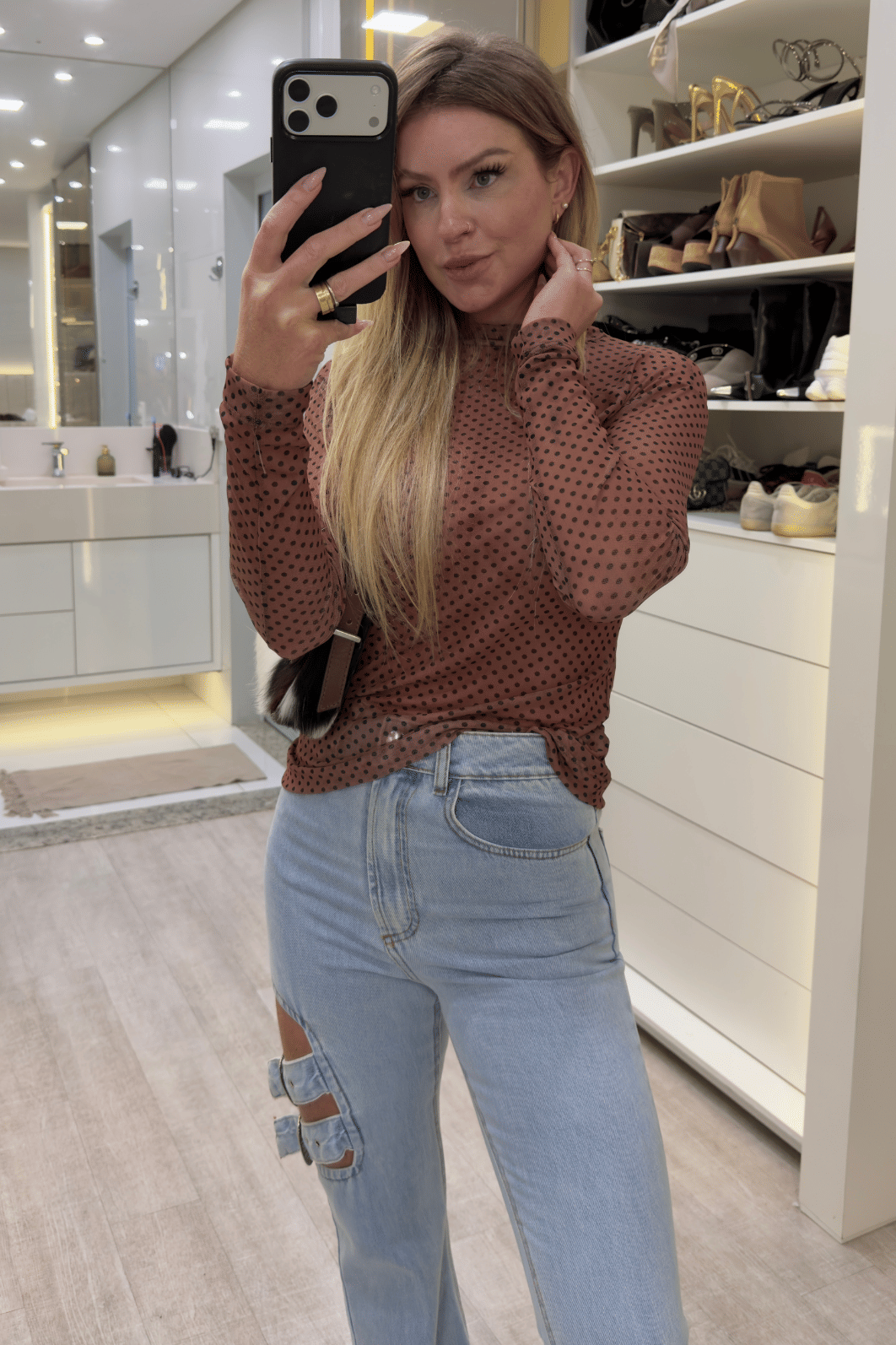 Calça jeans com fivelas na lateral Calça jeans com fivelas na lateral
