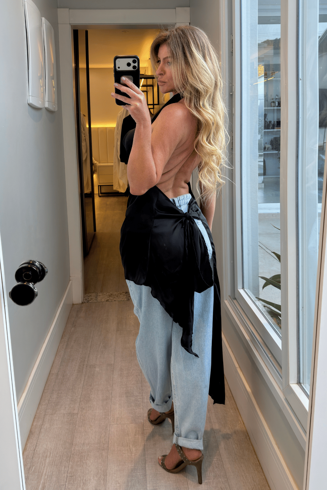 Blusa assimétrica frente única acetinada em amarração Luar Blusa assimétrica frente única acetinada em amarração Luar