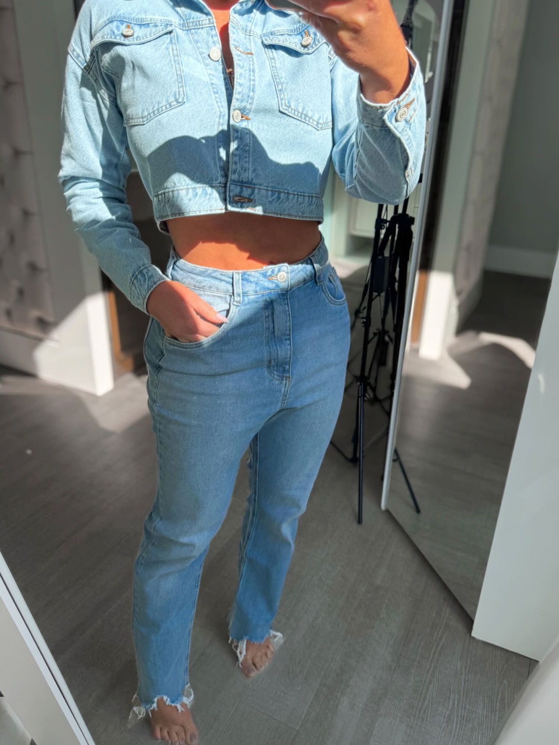 Calça jeans mom barra desfiada Valem Calça jeans mom barra desfiada Valem