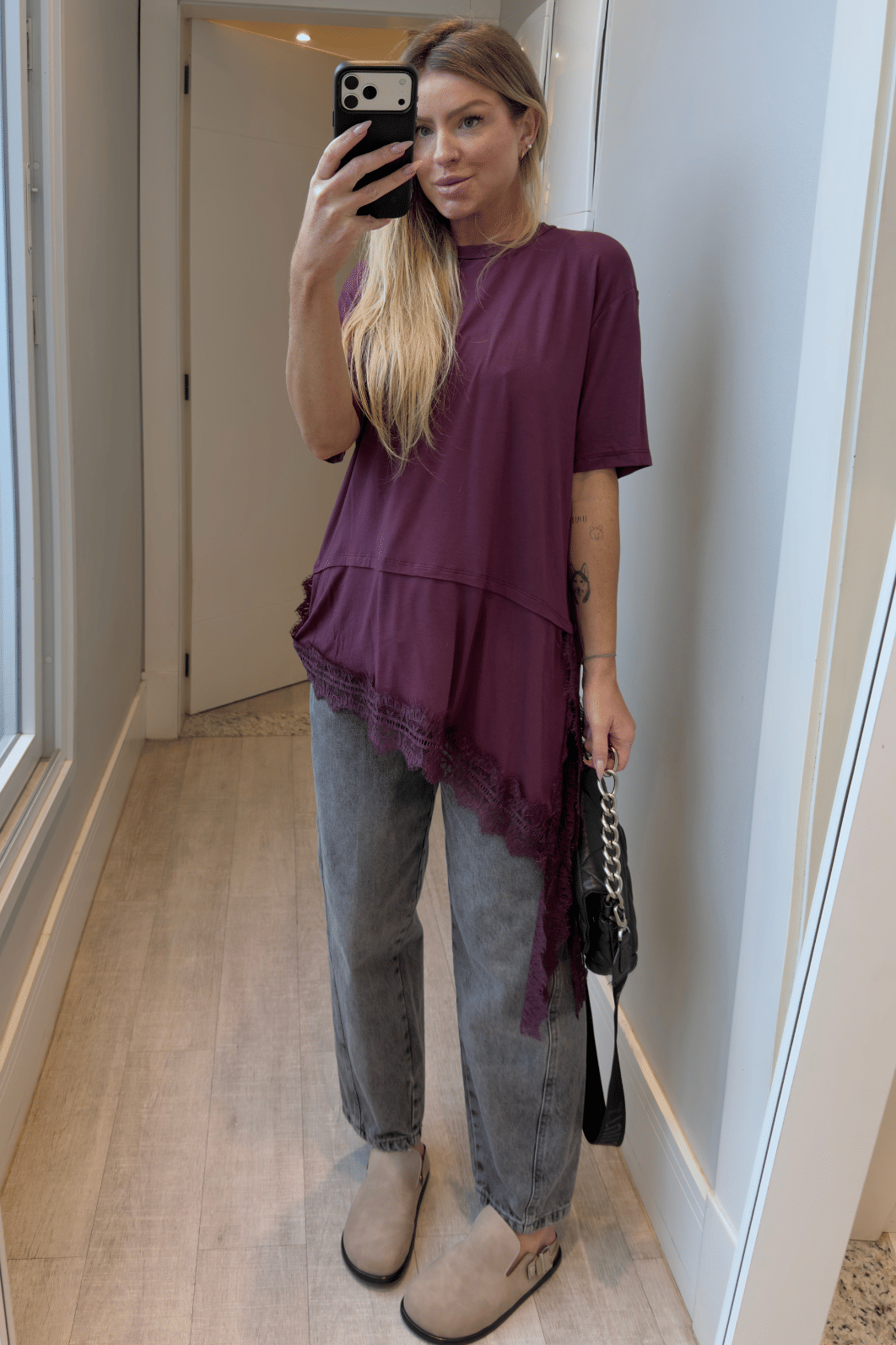 Camiseta assimétrica VINHO com renda Lígia Camiseta assimétrica VINHO com renda Lígia