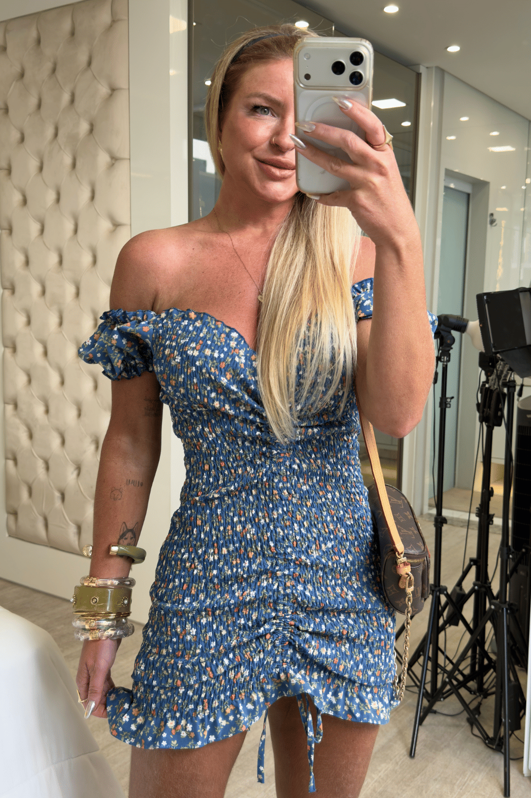 Vestido cereja azul com estampa de flores laranjas e brancas Vestido cereja azul com estampa de flores laranjas e brancas