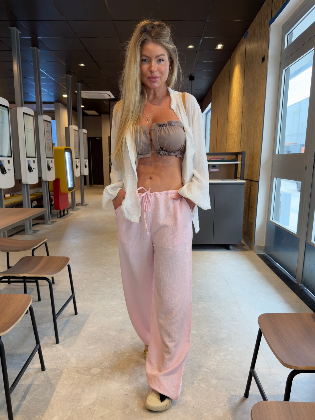 Calça pantalona com amarração em crepe Flora