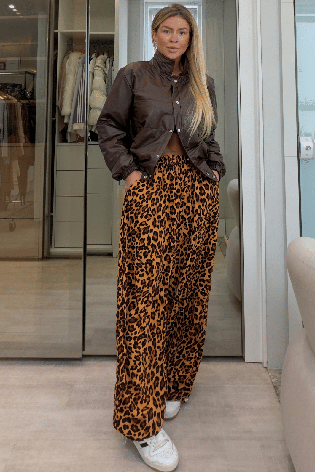 Jaqueta puffer em couro sintético Alina MARROM Jaqueta puffer em couro sintético Alina MARROM