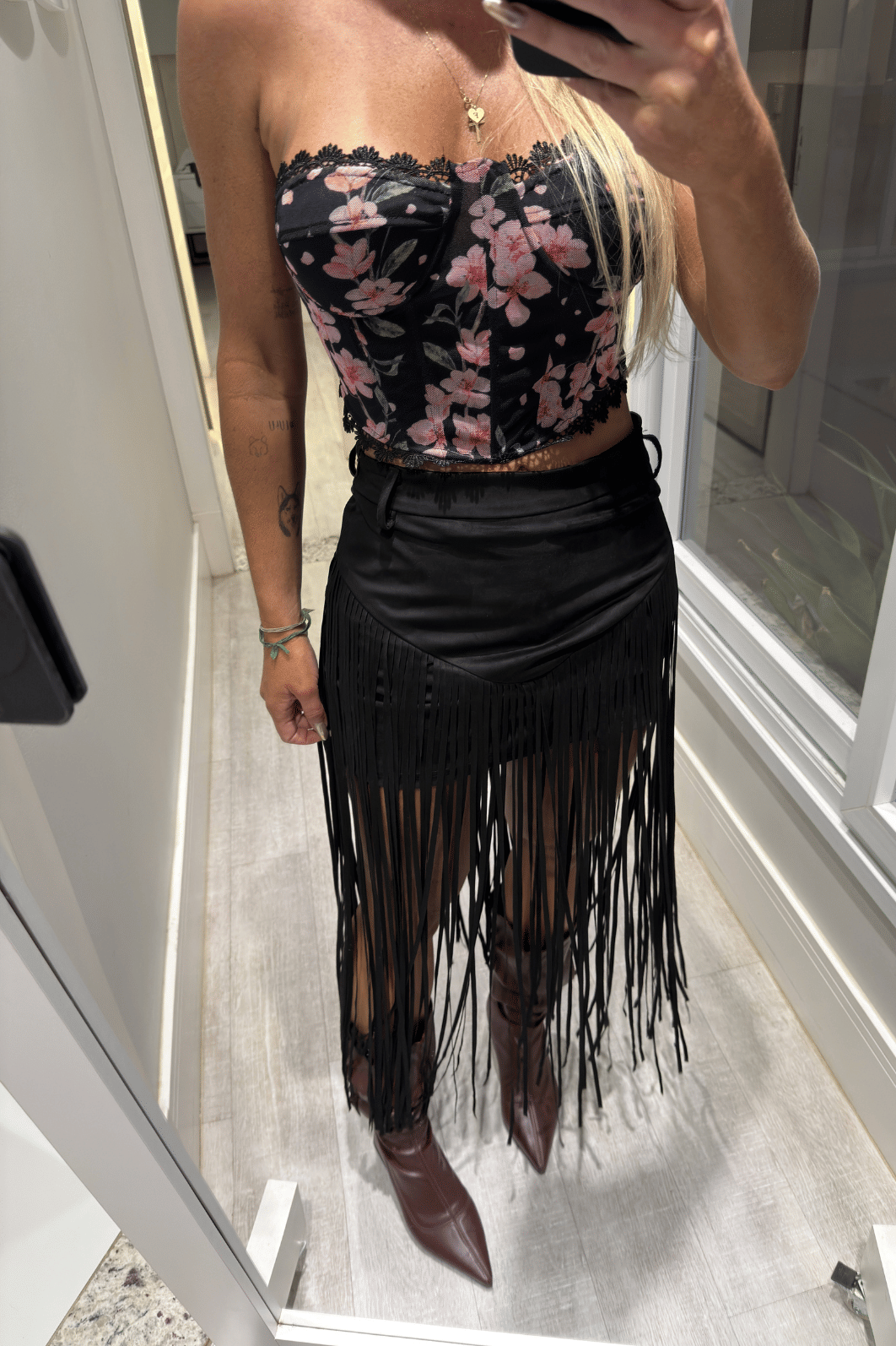 Saia midi com detalhes em franjas Elza Saia midi com detalhes em franjas Elza