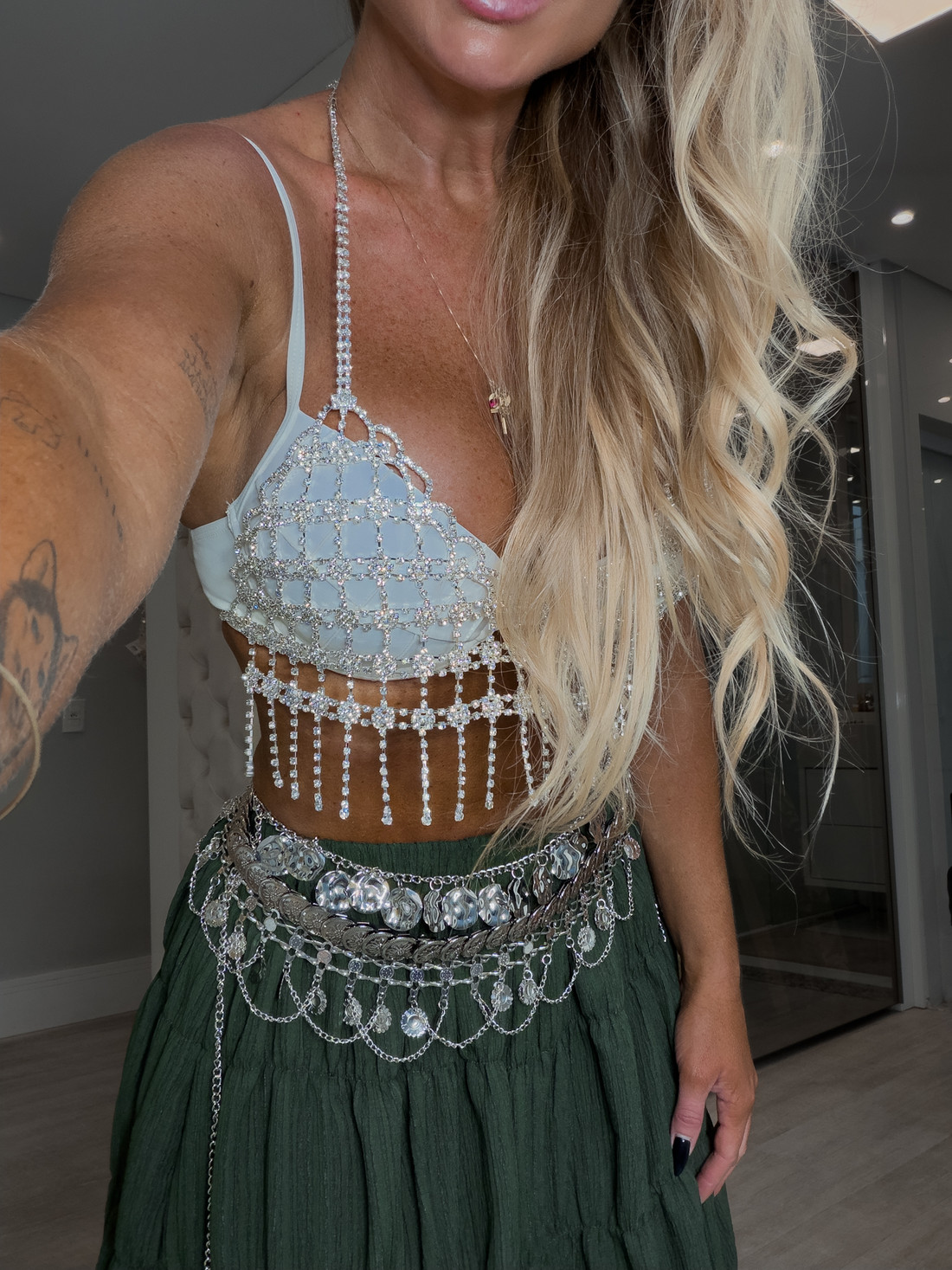 Top frente única com aplicações em strass Top frente única com aplicações em strass