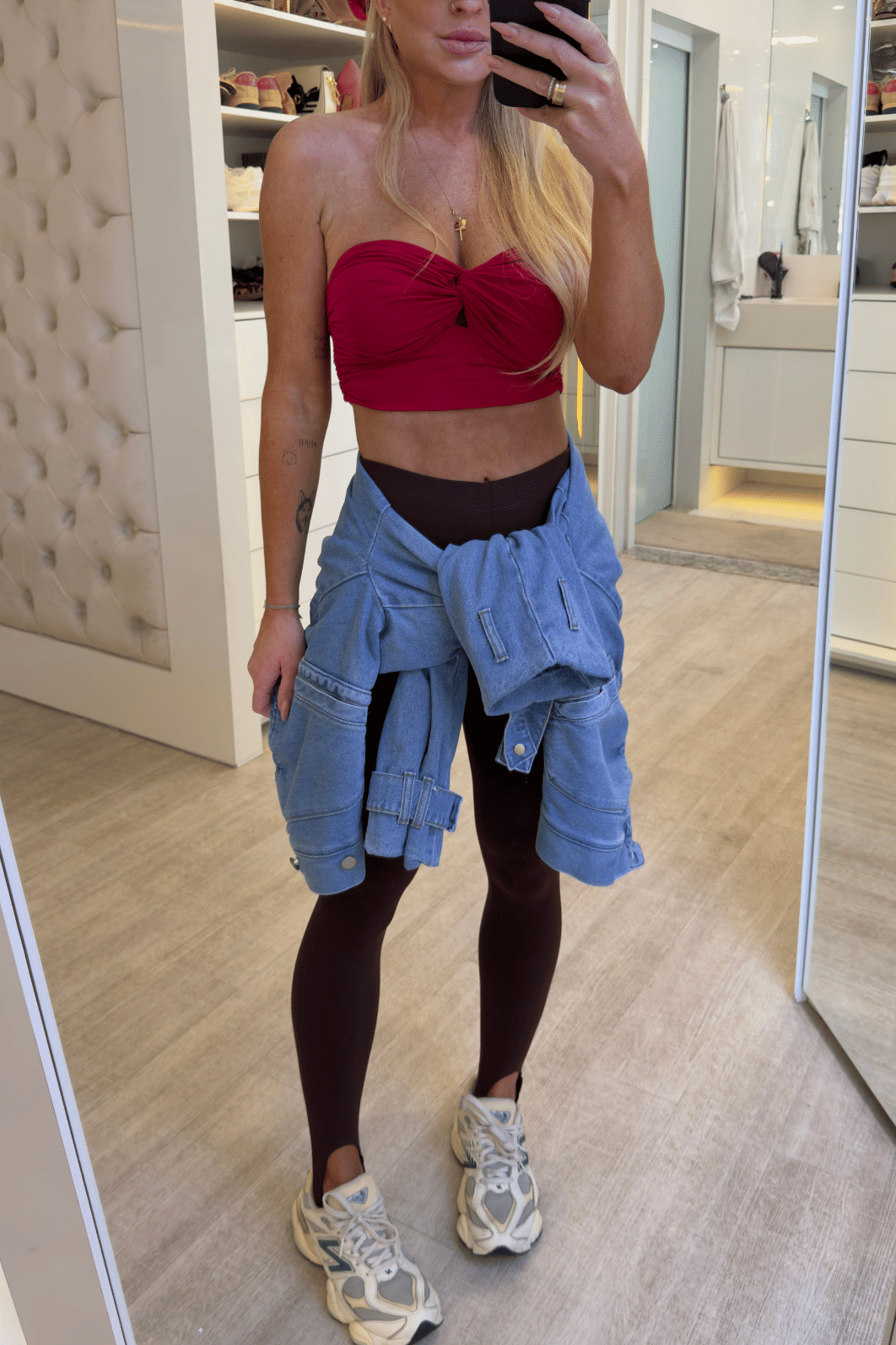 cropped tomara que caia com detalhe no busto vermelho Greice