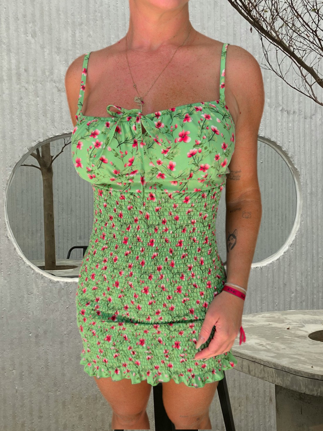 Vestido sheila verde com estampa de flores vermelhas