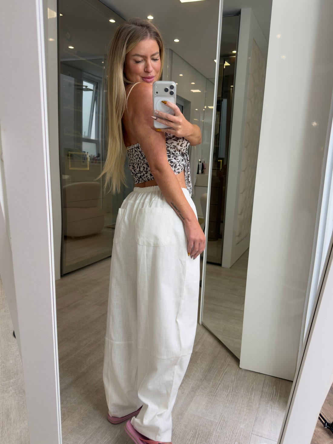 Blusa bata tomara que caia em tule estampa de onça Mavi Blusa bata tomara que caia em tule estampa de onça Mavi