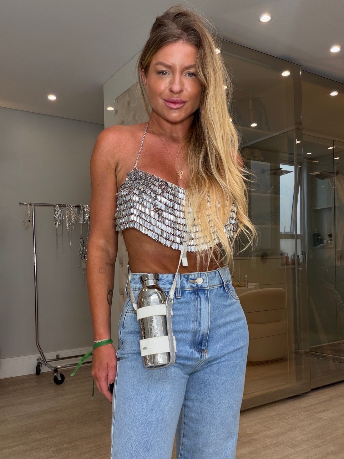 Calça jeans wid leg com fenda lateral Calça jeans wid leg com fenda lateral