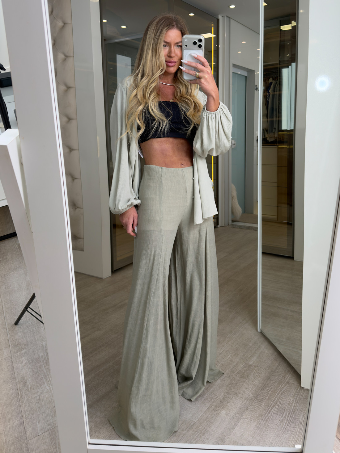 Calça pantalona em crepe Alba Calça pantalona em crepe Alba