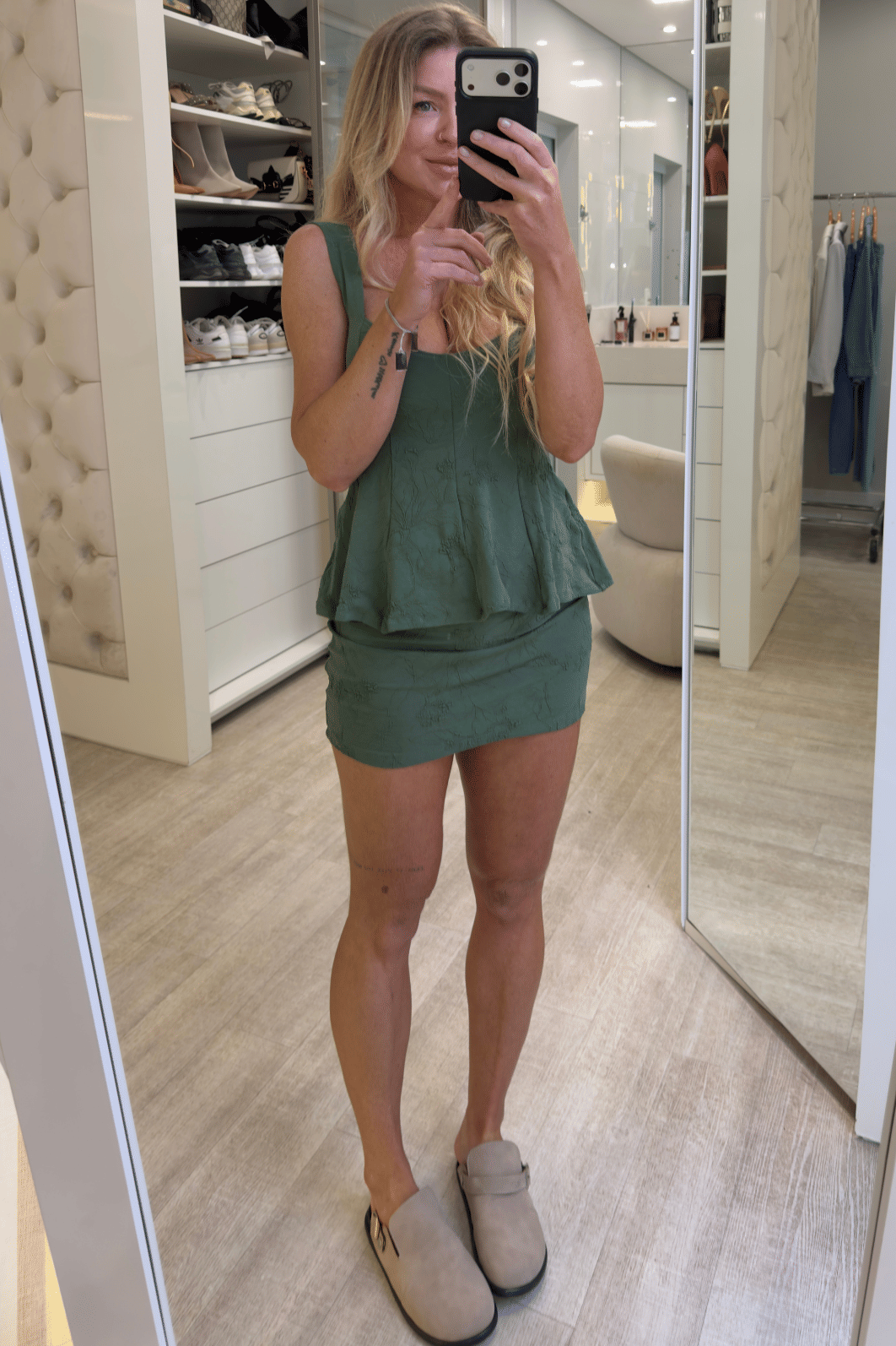 Conjunto blusa regata com babados e saia texturizado Eva verde Conjunto blusa regata com babados e saia texturizado Eva verde