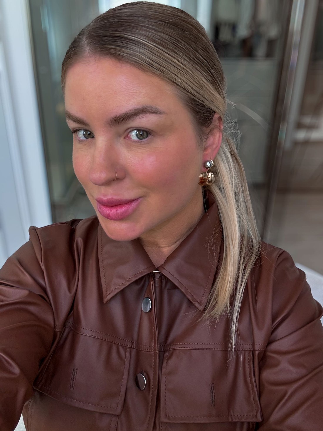 Brinco meia argola bicolor