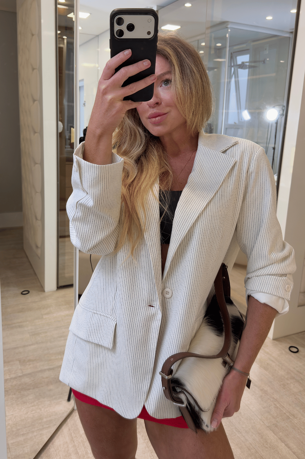 Blazer alfaiataria risca de giz com abertura nas costas Suelen Blazer alfaiataria risca de giz com abertura nas costas Suelen