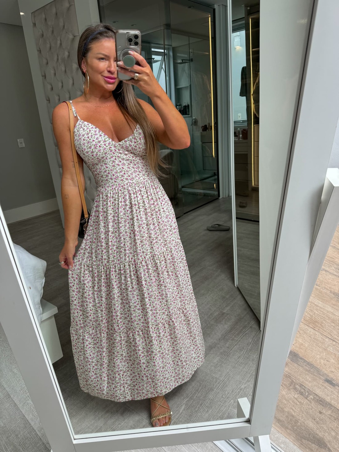 Vestido midi de alcinhas bege com flores roxas Eliza