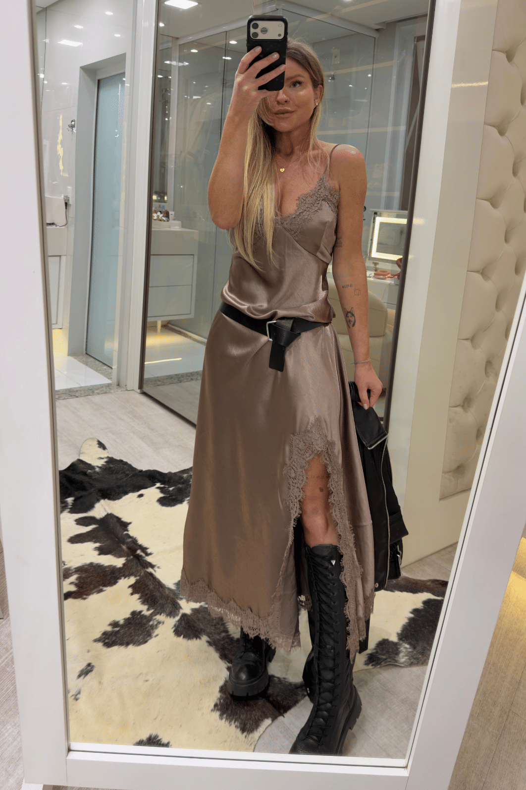 Vestido longo em Cetim com detalhes em renda Vestido longo em Cetim com detalhes em renda