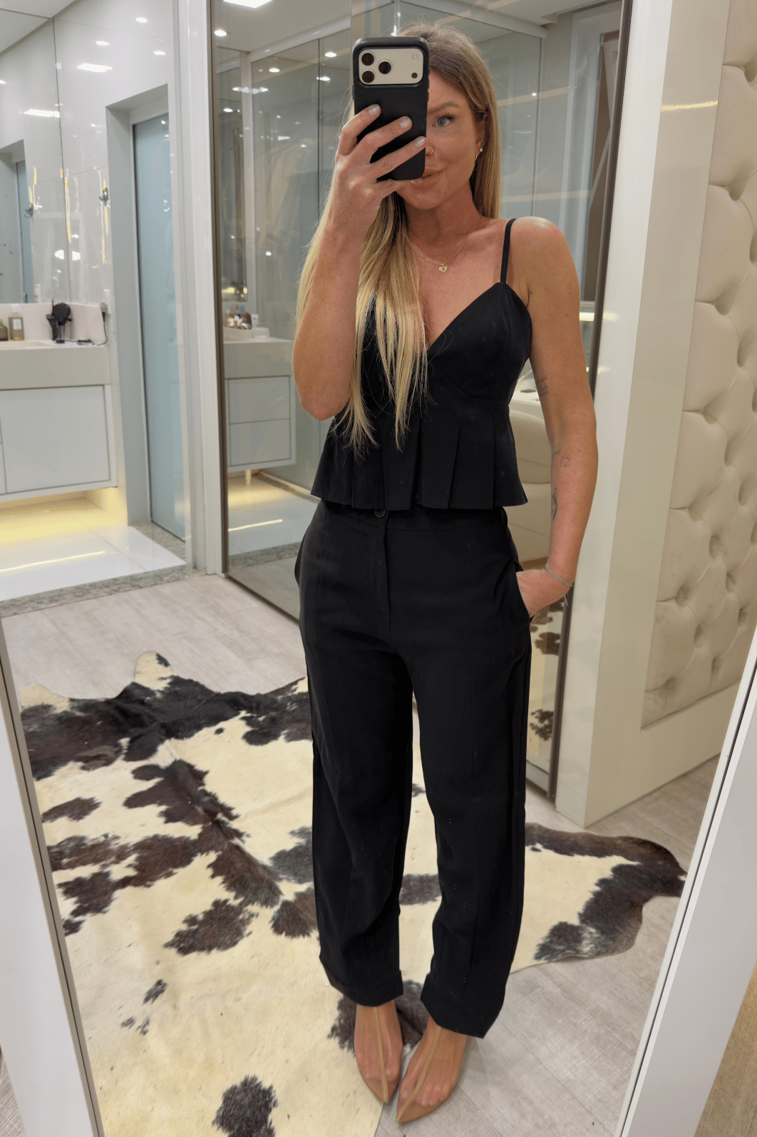 Conjunto calça e blusa com pregas em alafaitaria Carol PRETO Conjunto calça e blusa com pregas em alafaitaria Carol PRETO