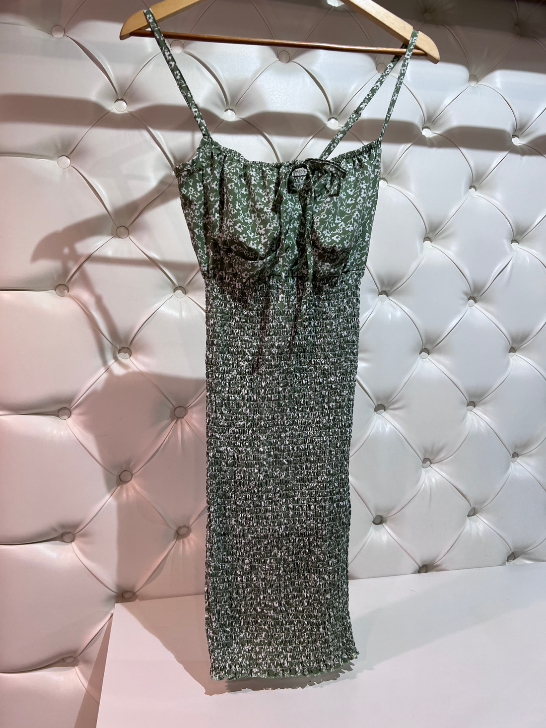 Vestido sheila verde com estampa de flores branca