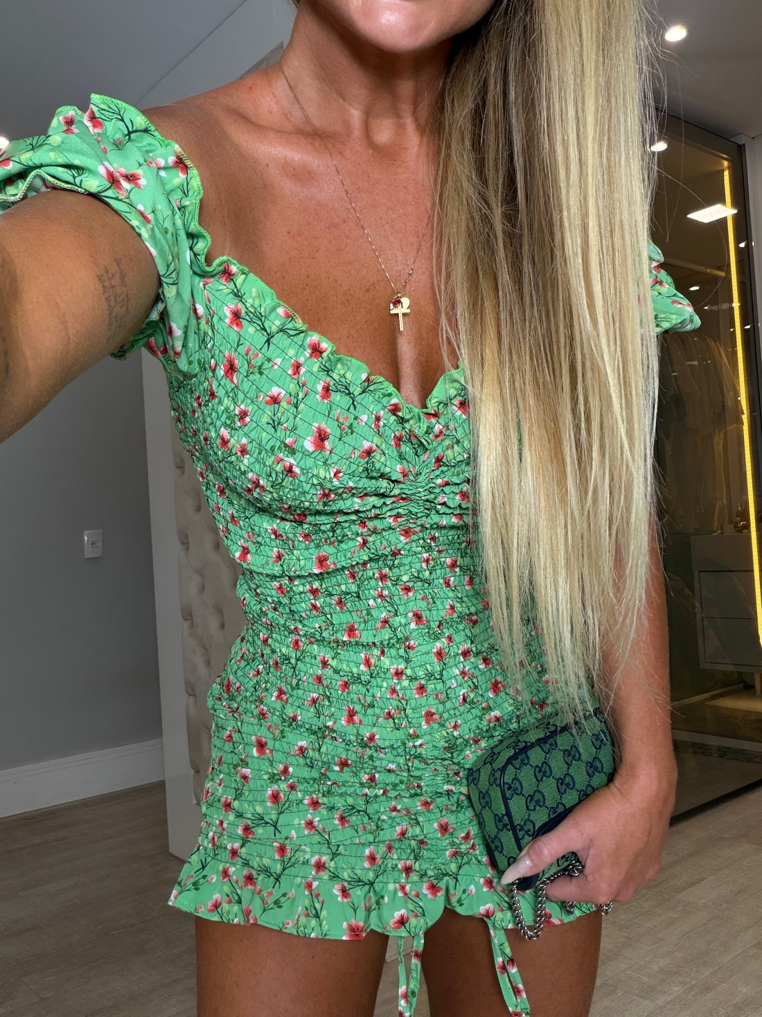 Vestido cereja verde com estampa de flores vermelha