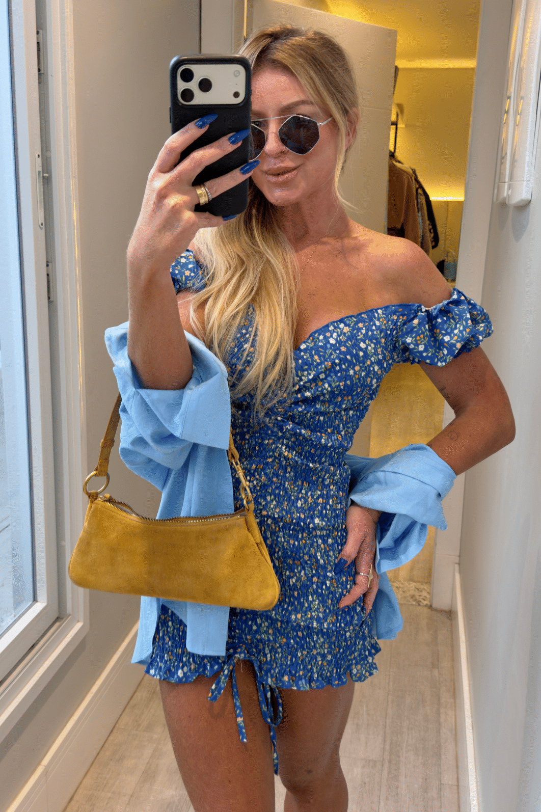 Vestido cereja azul com flores laranjas e bege