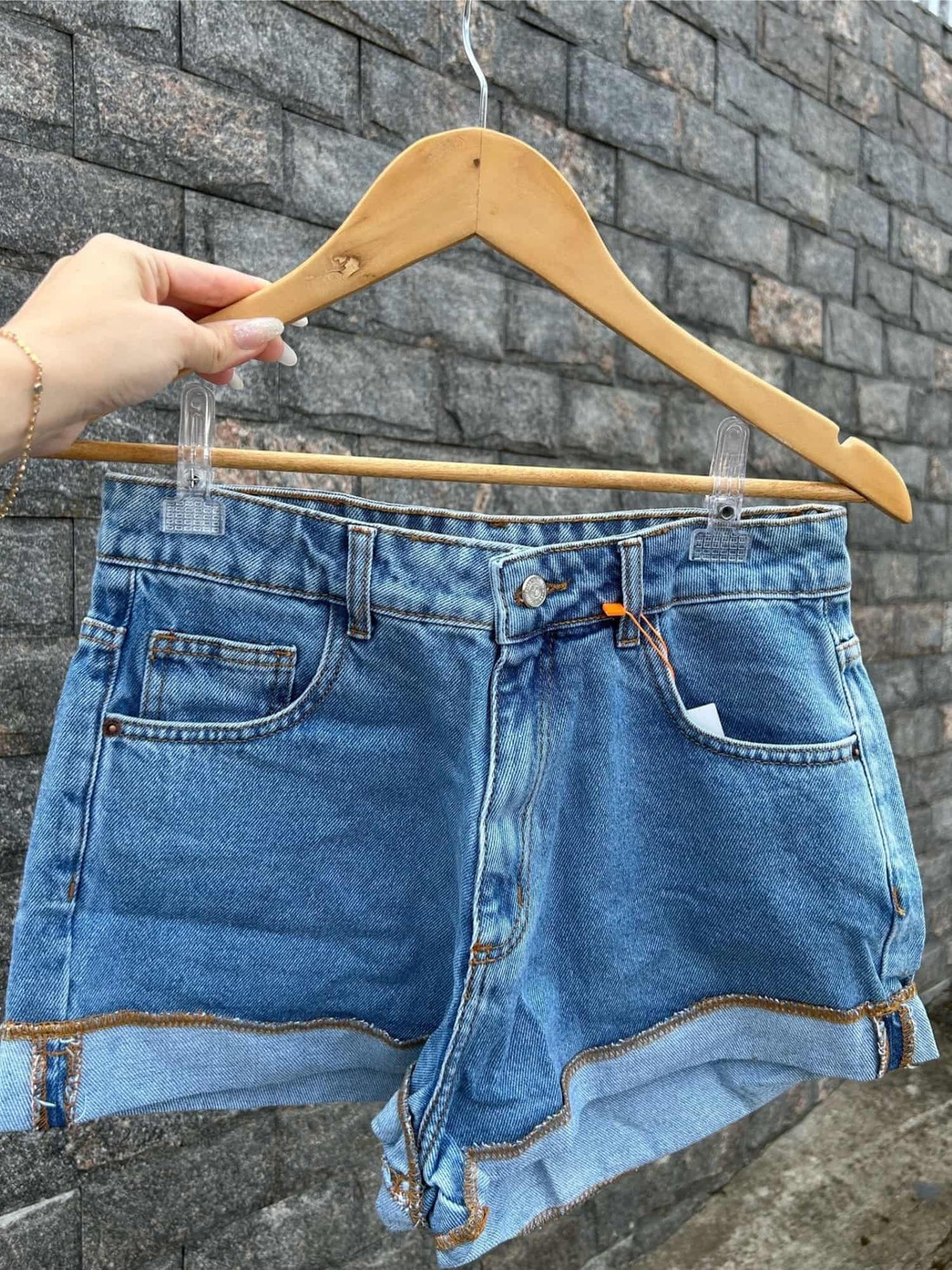 Short jeans curto costura aparente